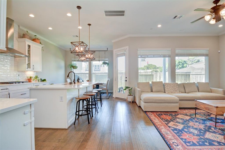 Photo 12 of 33 - 10009 Granary Dr, Houston, TX 77080