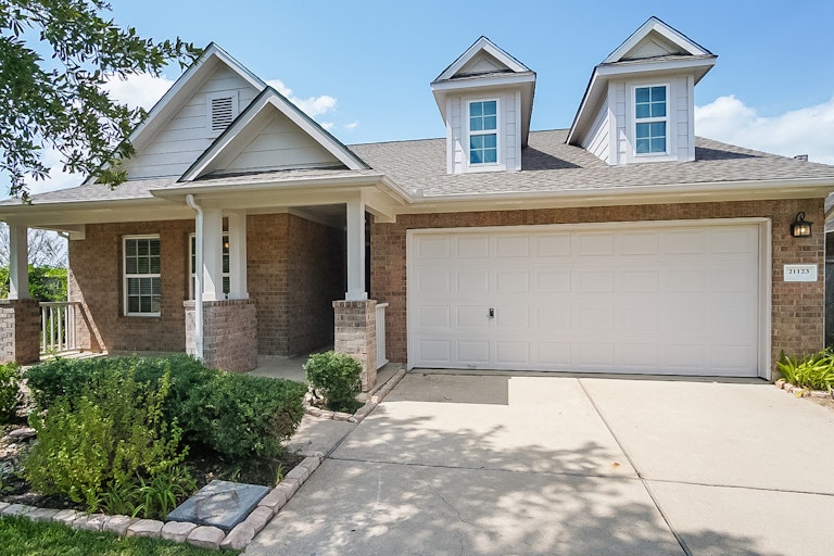 Photo 1 of 25 - 21123 Spur Ridge Ct, Richmond, TX 77406