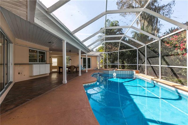 Photo 17 of 25 - 16618 Vallely Dr, Tampa, FL 33618