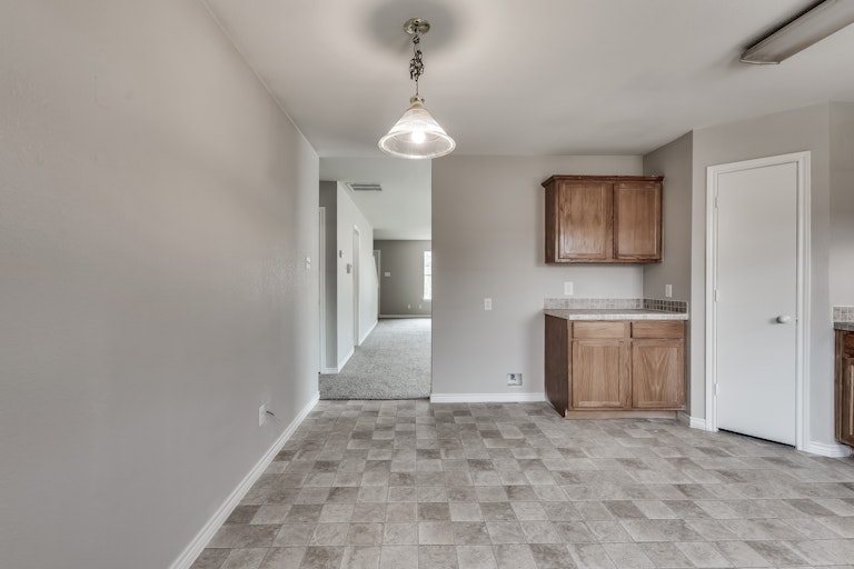 Photo 13 of 24 - 2909 Victorian Forest Dr, Dallas, TX 75227