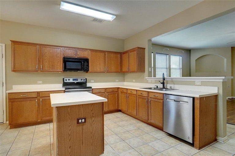 Photo 12 of 34 - 1709 White Dove Ln, Denton, TX 76210