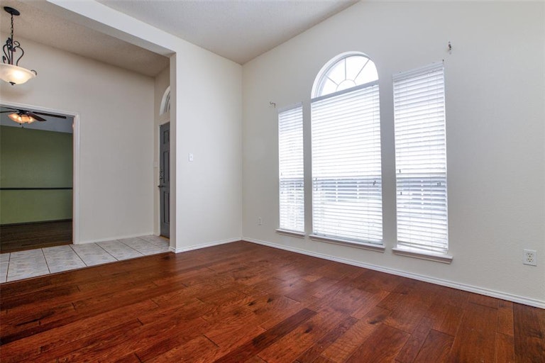 Photo 5 of 39 - 4917 Twilight Dr, Frisco, TX 75035
