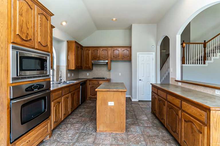 Photo 4 of 32 - 6813 White River Dr, Fort Worth, TX 76179