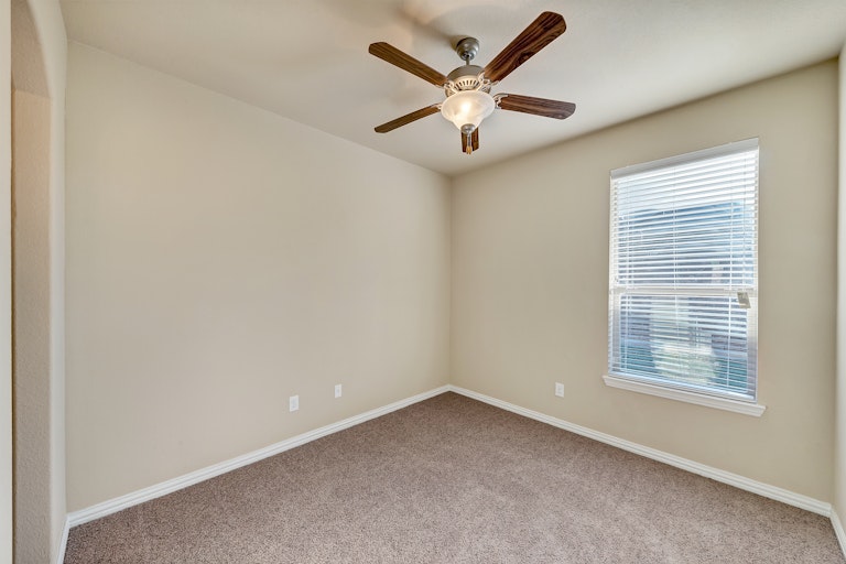 Photo 20 of 31 - 808 W Bend Blvd, Burleson, TX 76028