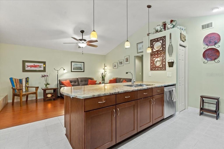 Photo 17 of 42 - 4904 Dewey Rose Ct, Tampa, FL 33624