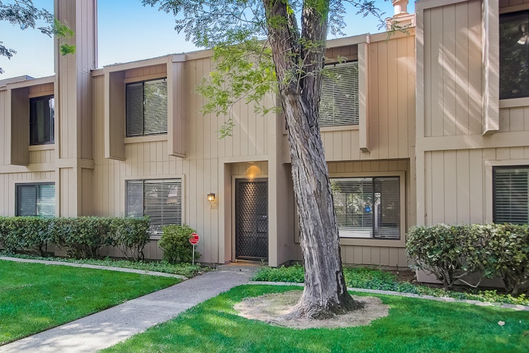 Photo 15 of 35 - 106 Hartnell Pl, Sacramento, CA 95825