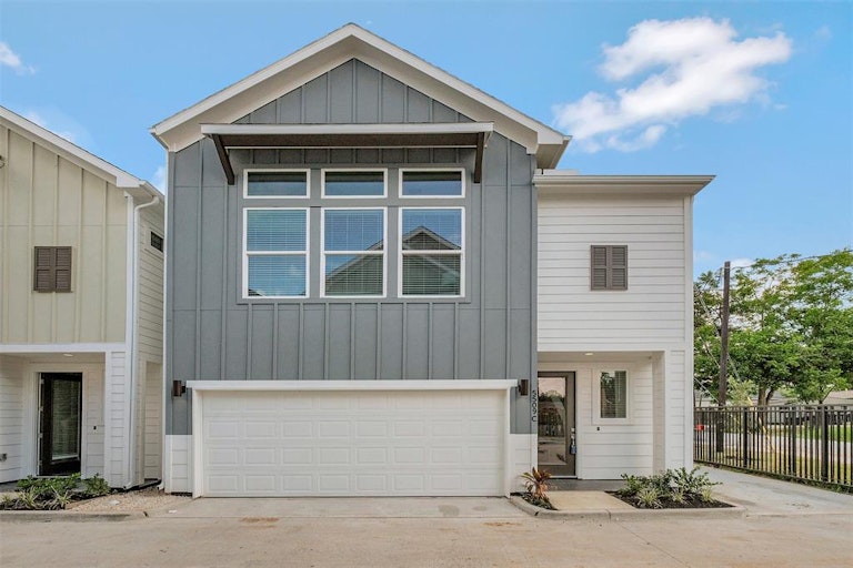 Photo 3 of 28 - 5509 Beall St Unit C, Houston, TX 77091