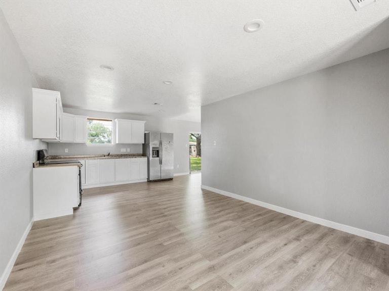 Photo 12 of 22 - 5310 Castlecreek Ln, Houston, TX 77053
