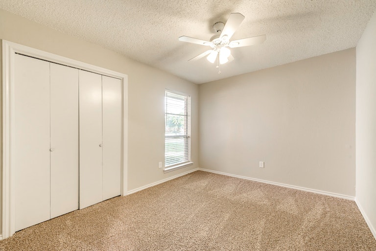Photo 18 of 25 - 808 S Atkerson Ln, Euless, TX 76040