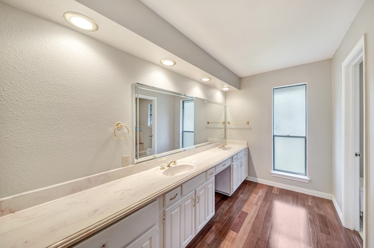 Photo 17 of 32 - 2233 Stafford Dr, Arlington, TX 76012