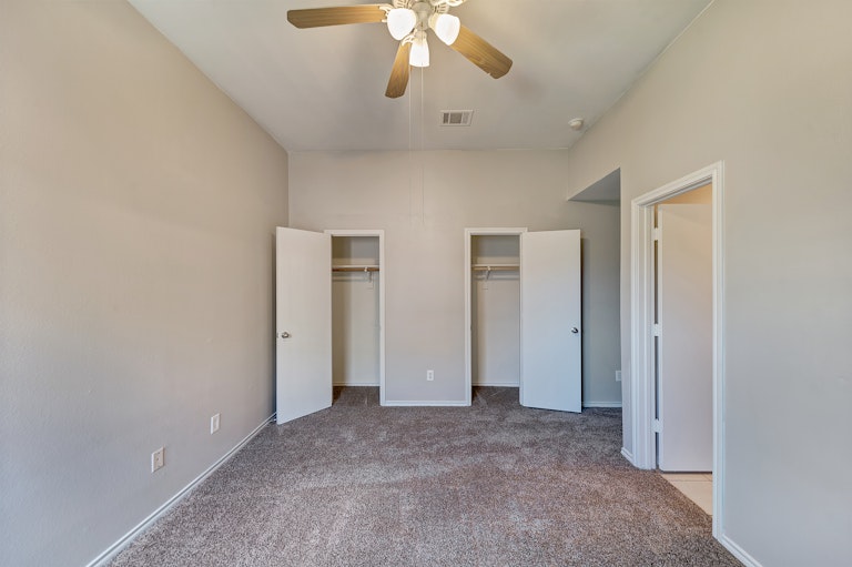 Photo 13 of 23 - 1143 Galicia Ln, Dallas, TX 75217