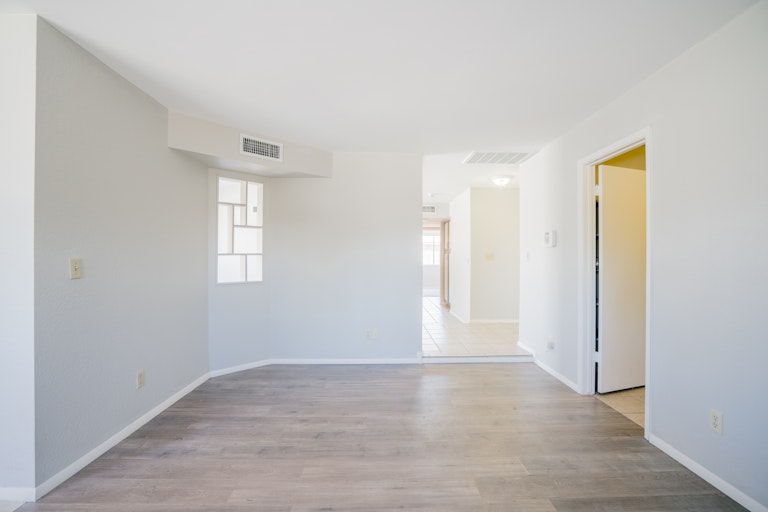 Photo 8 of 21 - 4034 W Windrose Dr, Phoenix, AZ 85029