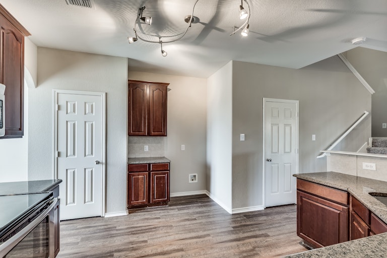 Photo 10 of 23 - 545 Eisenhower Ln, Lavon, TX 75166