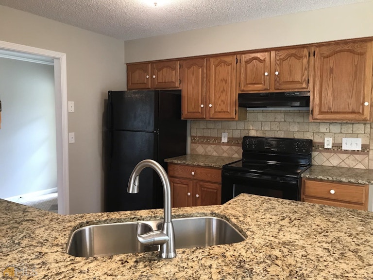 Photo 12 of 29 - 210 Buck Creek Dr, Covington, GA 30016