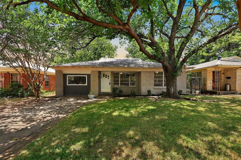 Photo 1 of 30 - 2118 Boyd St, Dallas, TX 75224