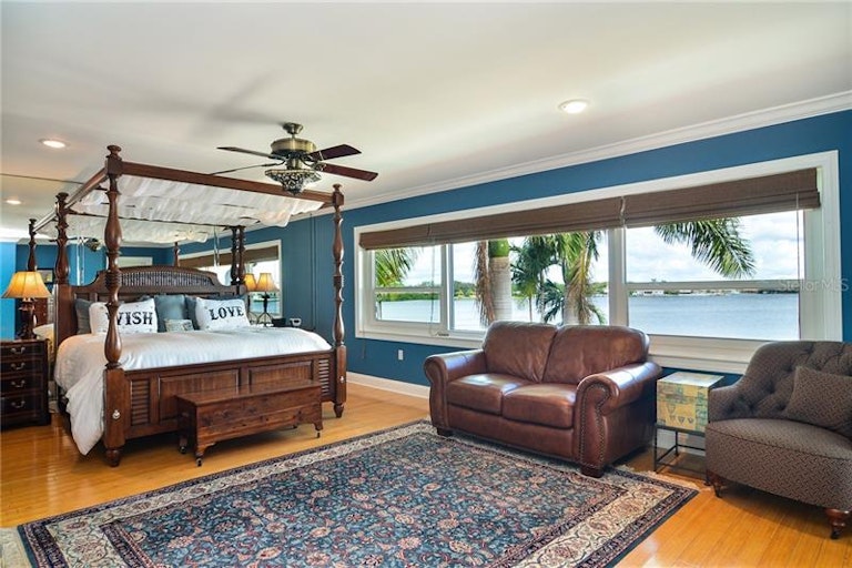 Photo 15 of 25 - 329 Bayview Dr NE, Saint Petersburg, FL 33704