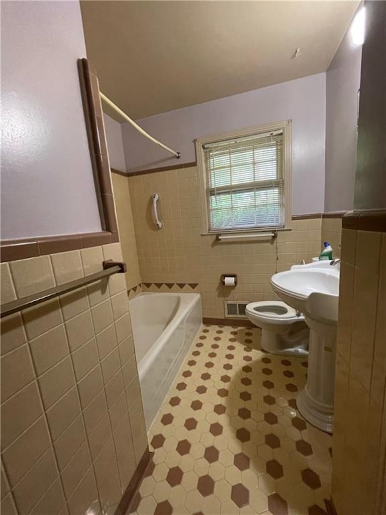 Photo 12 of 19 - 1254 Blackstone Dr, Decatur, GA 30033