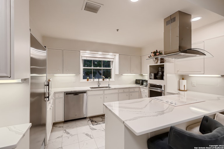 Photo 12 of 38 - 7614 Woodhaven St, San Antonio, TX 78209