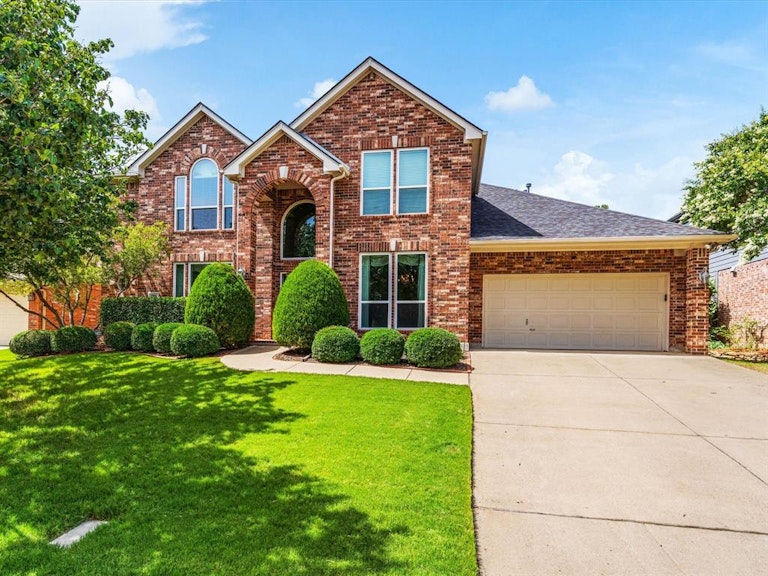 Photo 1 of 40 - 6916 Canyon Springs Rd, Fort Worth, TX 76132