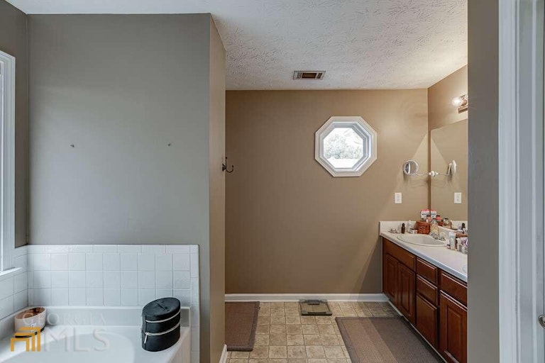 Photo 33 of 41 - 3248 Meadow Point Dr, Snellville, GA 30039