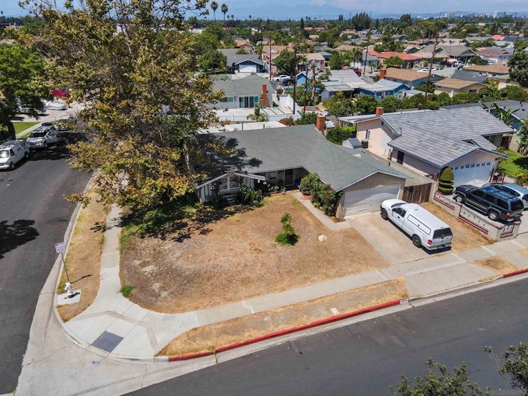 Photo 3 of 11 - 2701 W Saint Andrew Pl, Santa Ana, CA 92704