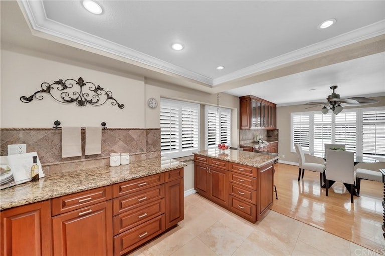 Photo 4 of 38 - 7876 Moonmist Cir, Huntington Beach, CA 92648