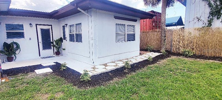 Photo 23 of 25 - 1360 Oxford Dr, Englewood, FL 34223