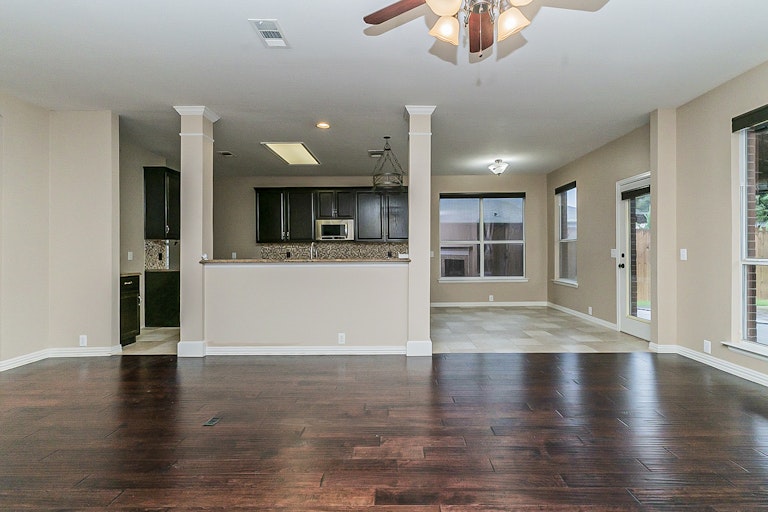 Photo 9 of 25 - 7909 Spring Run, North Richland Hills, TX 76182