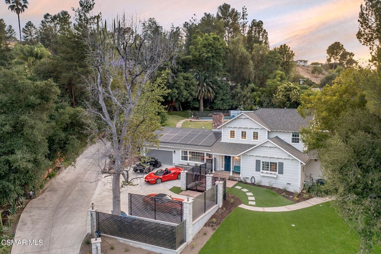 Photo 11 of 60 - 4641 Caritina Dr, Tarzana, CA 91356