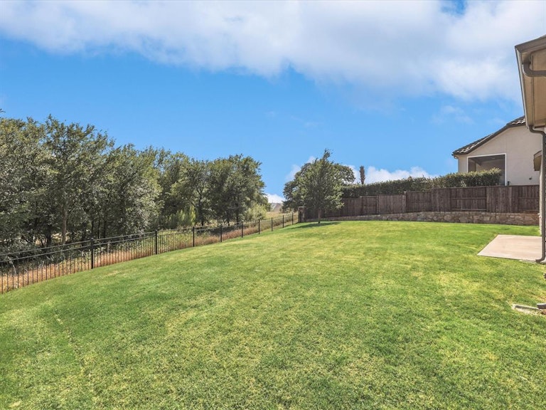 Photo 36 of 39 - 11121 Smoky Oak Ct, Argyle, TX 76226
