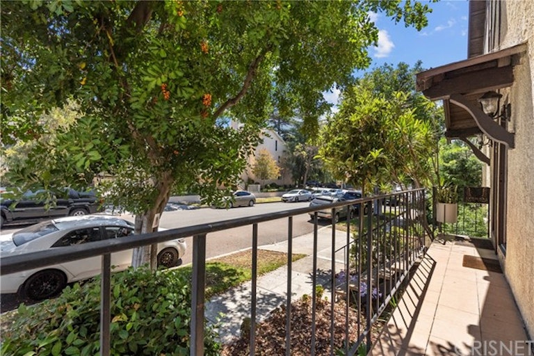 Photo 32 of 35 - 639 E Olive Ave #6, Burbank, CA 91501