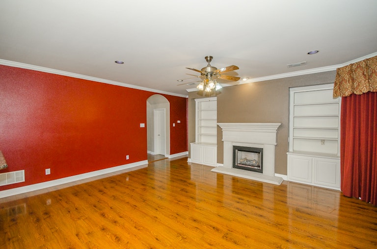 Photo 13 of 38 - 1320 Rusticwood Dr, Desoto, TX 75115