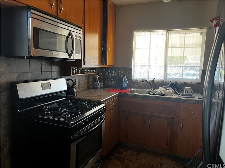 Photo 5 of 25 - 9630 Annetta Ave, South Gate, CA 90280