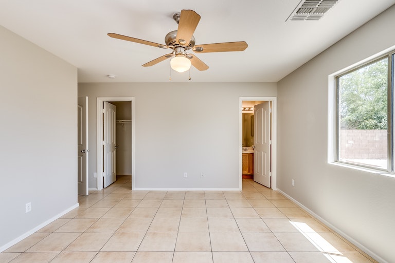 Photo 10 of 18 - 8015 W Pioneer St, Phoenix, AZ 85043