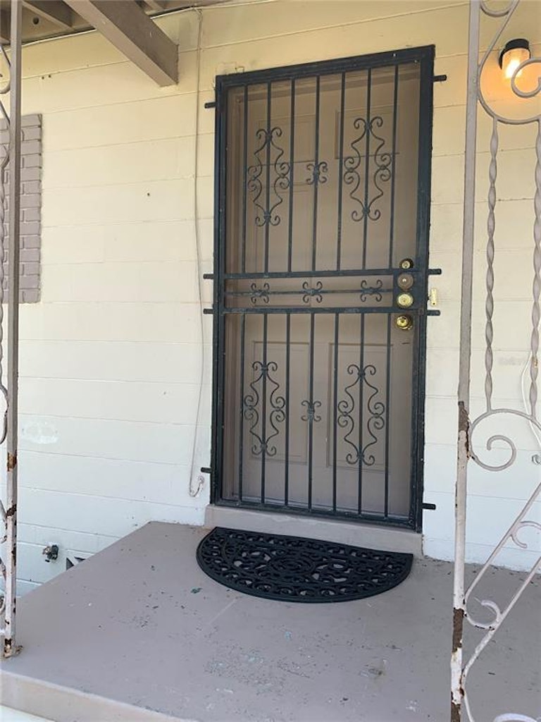 Photo 4 of 33 - 4107 Robbins Ave, Orlando, FL 32808
