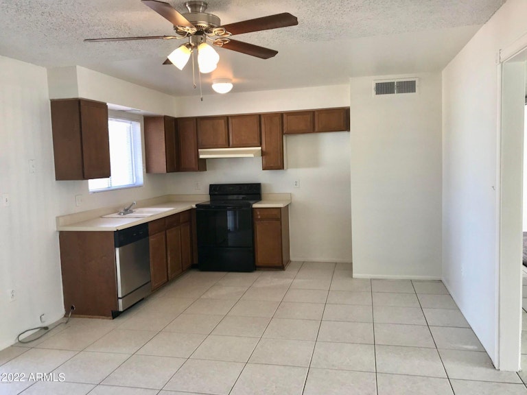 Photo 3 of 8 - 1540 W Capri Ave, Mesa, AZ 85202