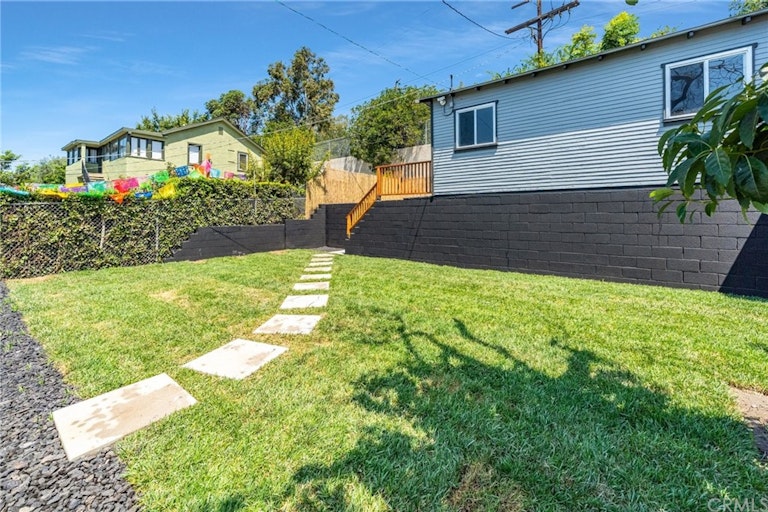 Photo 23 of 25 - 3321 W 27th St, Los Angeles, CA 90018