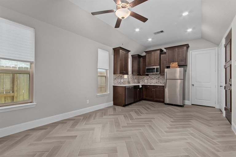Photo 28 of 38 - 5922 Arcola Meadow Ct, Houston, TX 77059