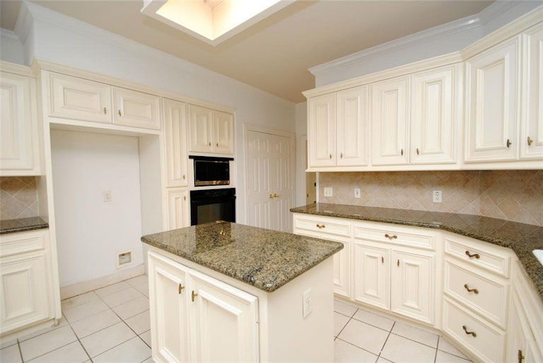 Photo 13 of 41 - 3118 Canyon Oak Ct, Houston, TX 77068