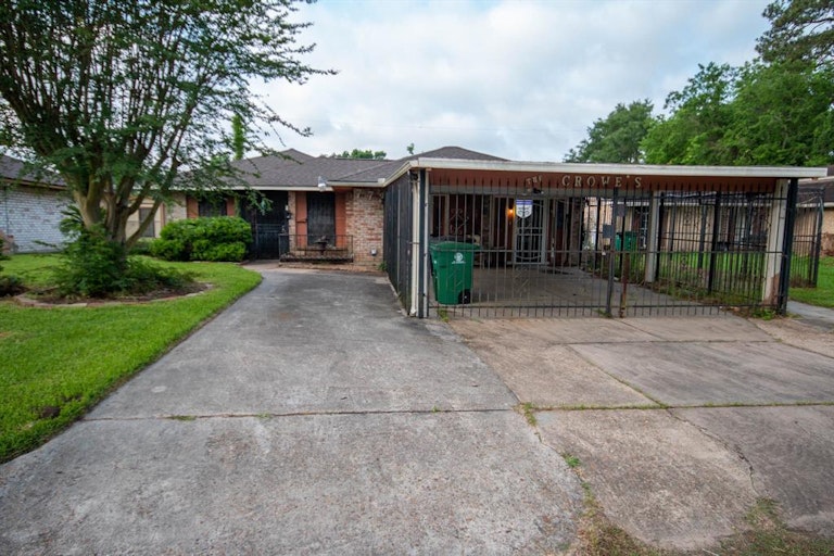 Photo 2 of 16 - 7730 Boggess Rd, Houston, TX 77016