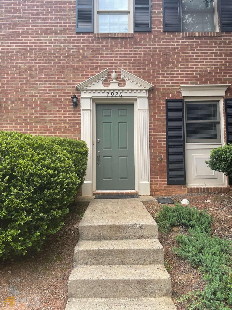 Photo 2 of 18 - 2926 Webb Bridge Rd, Alpharetta, GA 30009