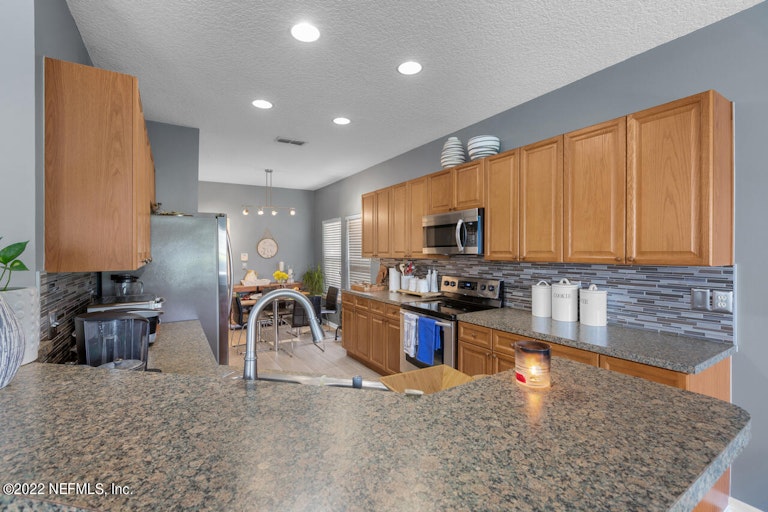 Photo 17 of 40 - 6304 Pendragon Pl, Jacksonville, FL 32258