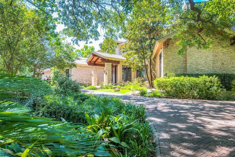 Photo 3 of 50 - 11010 Wickwood Dr, Houston, TX 77024