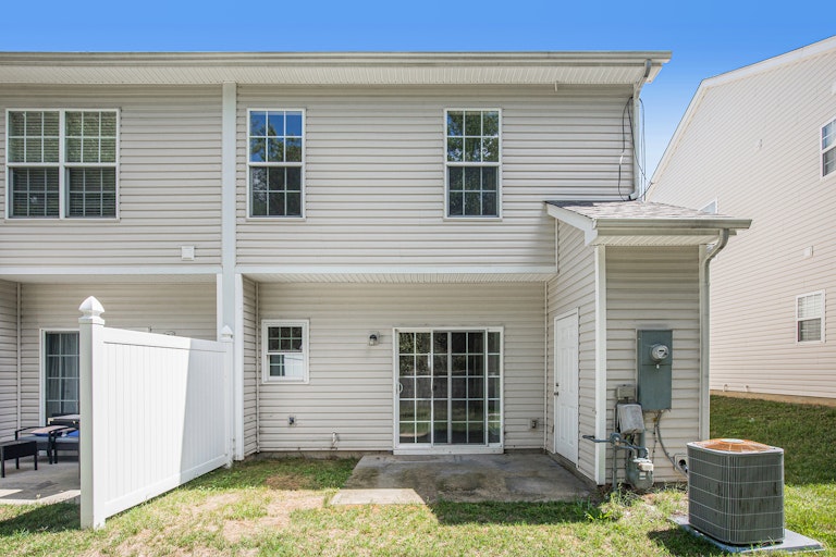Photo 5 of 17 - 3107 Golden Dale Ln, Charlotte, NC 28262