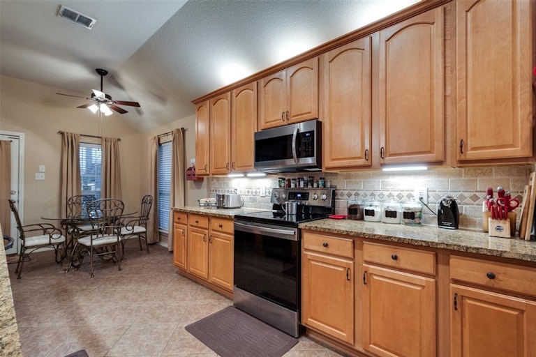 Photo 16 of 35 - 10304 Fossil Valley Dr, Fort Worth, TX 76131