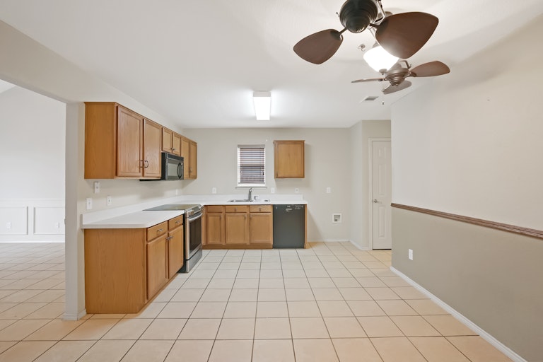 Photo 5 of 26 - 2713 Brea Canyon Rd, Fort Worth, TX 76108
