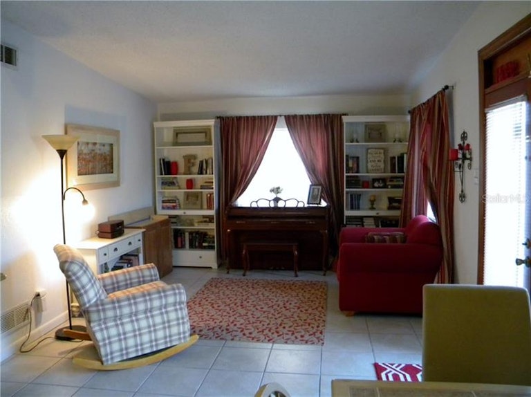 Photo 5 of 13 - 4426 Rossmore Dr, Orlando, FL 32810