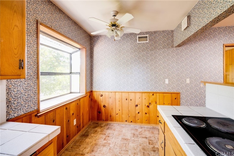 Photo 5 of 13 - 4603 Lowell Ave, La Crescenta, CA 91214