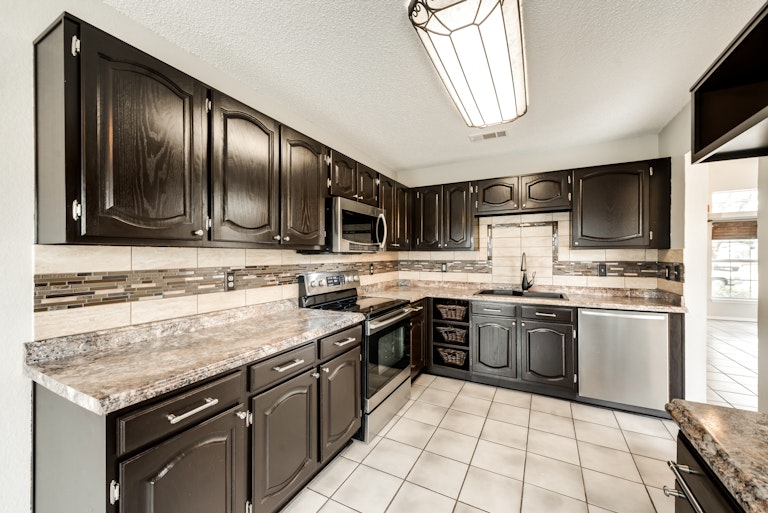 Photo 4 of 23 - 1105 Cherrytree Dr, Arlington, TX 76001