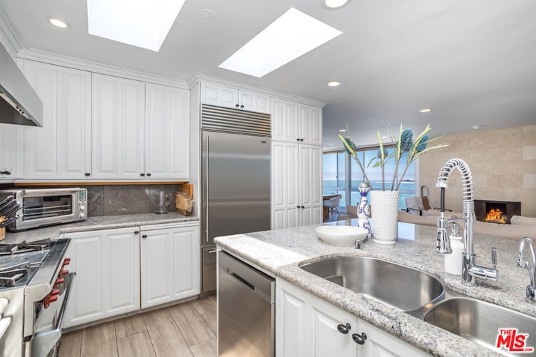 Photo 15 of 28 - 22548 Pacific Coast Hwy #410, Malibu, CA 90265